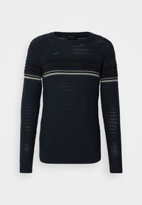 Marineblå genser i strikk med rund hals, med horisontale striper i lysere nyanser og et strukturert mønster gjennom hele plagget. Lange ermer.