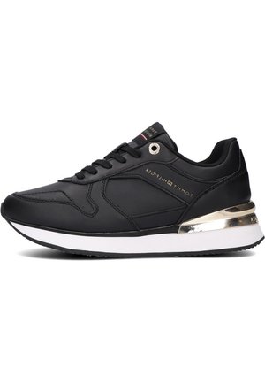 Czarne sneakersy z gładkiej skóry, biała środkowa podeszwa, metaliczne złote akcenty i okrągłe oczka. Posiada sznurówki oraz detale z logo.