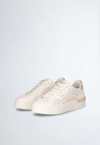 Sneaker bianchi perforati con accenti beige, suola piatta, punta tonda e design con lacci. Presenta un dettaglio del logo sul lato.