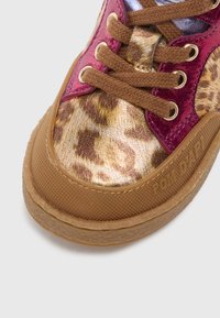 Tosommet sko i flere farger med en rosa metallisk overdel og gull leopardmønster detaljer. Har brune snørebånd og en teksturert gummisåle.