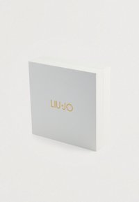 Hvid gaveæske med tekstureret overflade og et guld "LIU·JO" logo på forsiden, med rektangulær form og glatte kanter.