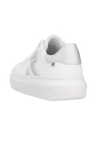 Sneaker blanche avec un dessus en cuir lisse, accent argenté sur le côté, et une épaisse semelle en caoutchouc blanche. Bout rond et col rembourré.