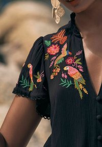 Love & Roses REGULAR FIT - EMBROIDERED TROPICAL BEACH - Blouse - black parrot
