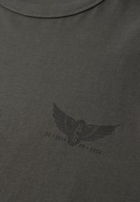 Ciemnoszara tkanina z czarną grafiką skrzydlatego koła rowerowego oraz ciągiem liczb nadrukowanym poniżej.