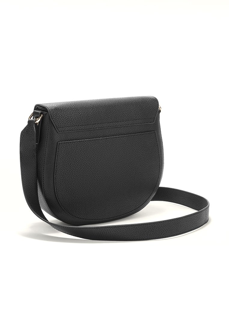 Bolso cruzado de cuero negro con un acabado texturizado, forma semicircular, bolsillo frontal plano y una correa delgada ajustable.