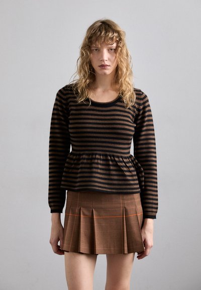 Brązowy sweter peplum w paski z okrągłym dekoltem i długimi rękawami, w połączeniu z brązową spódnicą plisowaną z pomarańczowymi akcentami.