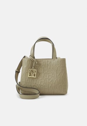 Sac à main beige avec texte embossé "ARMANI EXCHANGE", double poignées, longue bandoulière et un charm logo doré sur fond uni.