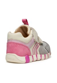 Baskets multicolores avec des panneaux en daim rose, gris et crème en synthétique. Dispose d'une sangle en Velcro et d'une semelle texturée avec des accents en relief.