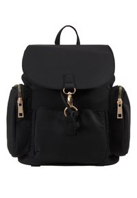 Czarny nylonowy plecak z okrągłą klapką, złotymi okuciami, kieszeniami na zamki po bokach oraz górnym uchwytem do noszenia. Teksturowana powierzchnia, minimalistyczny design.