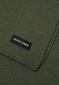 Sciarpa verde lavorata a maglia con un motivo testurizzato e un'etichetta rettangolare nera con testo bianco "JACK & JONES."