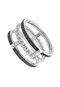 Conjunto de anillos plateados múltiples con bandas entrelazadas. Dos bandas adornadas con piedras negras y una con acentos en forma de pirámide. Acabado suave.