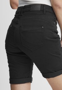 PULZ PZROSITA - Denimové šortky - black