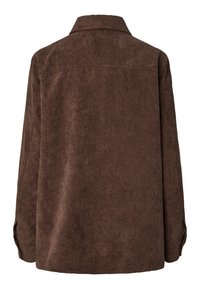 Chemise en velours côtelé marron à manches longues avec poignets boutonnés, vue de dos.