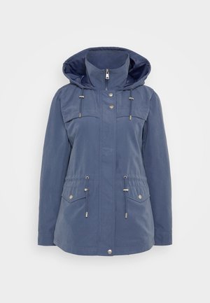 Veste bleu marine en matériau résistant à l'eau. Comprend une capuche, une fermeture éclair à l'avant, une taille ajustable par cordon et deux poches poitrine avec fermetures à pression.