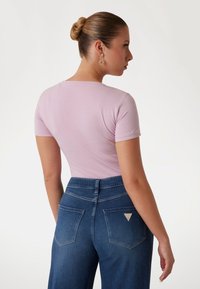 Guess TRIANGLE  - T-shirts basic - beige