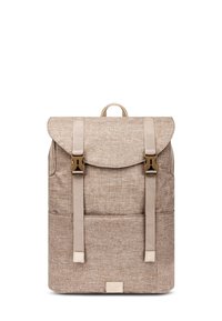 Beiger Stoff-Rucksack mit einer strukturierten Oberfläche, zwei verstellbaren Trägern, Frontklappenverschlüssen und einer Fronttasche. Logo in der unteren Ecke.