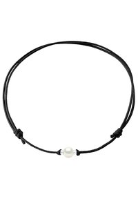 Collier réglable noir avec une perle blanche centrale, accentué de perles transparentes de chaque côté. Design simple et minimaliste.
