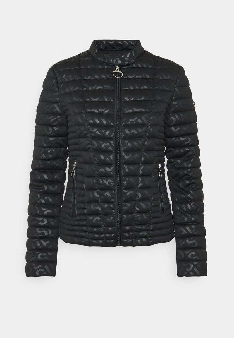 Veste matelassée noire avec texture subtilement texturée à motif, fermeture éclair frontale avec tirette en anneau, deux poches zippées et col montant.