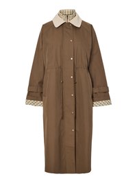 Dolgi rjavi plašč s bež kordurovim ovratnikom, gumbi na sprednji strani, nastavljivimi vrvico v pasu in karo podlogo, vidno na ovratniku in manšetah.