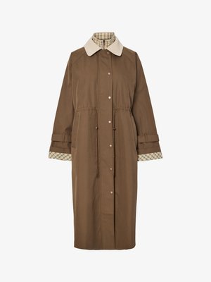 Long manteau marron avec col en velours côtelé beige, fermeture à boutons, cordons de serrage ajustables à la taille et doublure à carreaux visible au col et aux poignets.