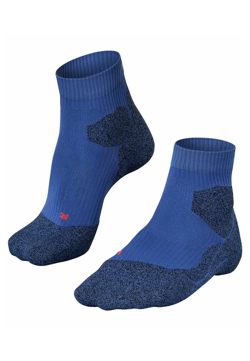Calcetines azules hasta el tobillo con partes superiores acanaladas, secciones texturizadas y reforzadas en un azul más oscuro. Presenta un pequeño acento rojo en un calcetín.