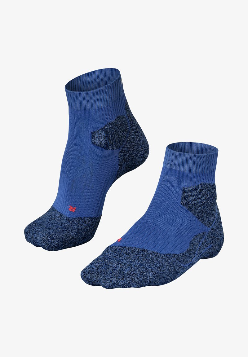 Calcetines azules hasta el tobillo con partes superiores acanaladas, secciones texturizadas y reforzadas en un azul más oscuro. Presenta un pequeño acento rojo en un calcetín.