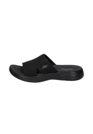 Zwarte slide sandaal met mesh bovenkant en een open ontwerp. Gecontourde voetbed en geprofileerde zool voor grip. Beschikt over een subtiele merklogo op de band.