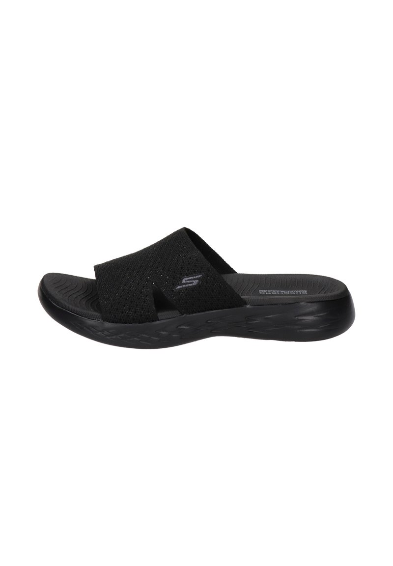 Zwarte slide sandaal met mesh bovenkant en een open ontwerp. Gecontourde voetbed en geprofileerde zool voor grip. Beschikt over een subtiele merklogo op de band.