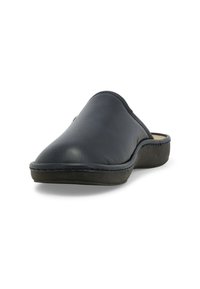 Scarpa slip-on in pelle blu navy con punta tonda, texture liscia, dettagli di cucitura lungo il bordo e suola nera bassa e resistente.