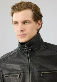 Zwarte leren jas met een hoge kraag, ritszakken, een gestructureerde afwerking en een gladde metalen ritssluiting.