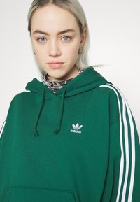 adidas Originals CLASSICS OVERSIZED HOODIE - Sweatshirt - dark green