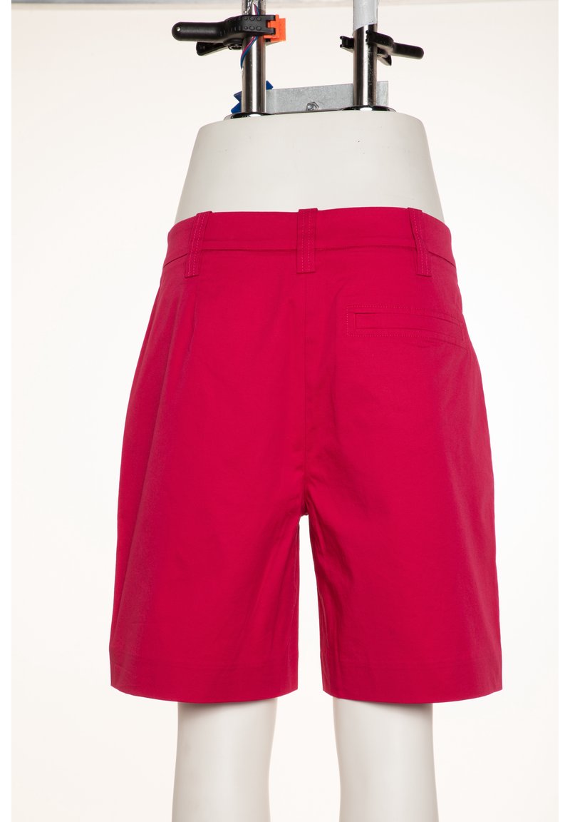 Pantalones cortos de algodón rojos con un corte recto, que cuentan con un bolsillo trasero y presillas para cinturón. La textura suave y los bordes limpios realzan el diseño.