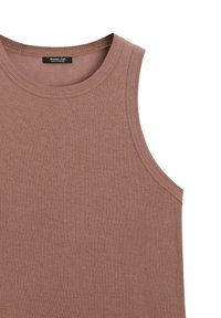 Canotta a coste di colore marrone chiaro con scollatura rotonda e senza maniche. Presenta una texture liscia e bordi cuciti. Etichetta del marchio visibile.