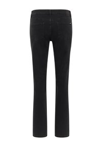 Los jeans de mezclilla negra presentan un diseño de pierna recta, dos bolsillos traseros con costuras en ángulo y una textura suave.