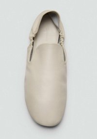 Beżowe skórzane buty wsuwane z zaokrąglonym noskiem, elastycznym otworem i gładką teksturą. Minimalistyczny design bez widocznych elementów metalowych.