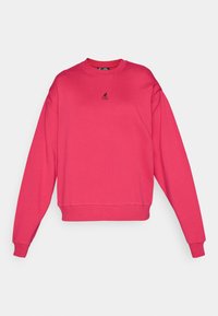 Sweatshirt fúcsia com decote redondo, ombros caídos, punhos e bainha canelados, apresentando um pequeno logótipo preto no peito.