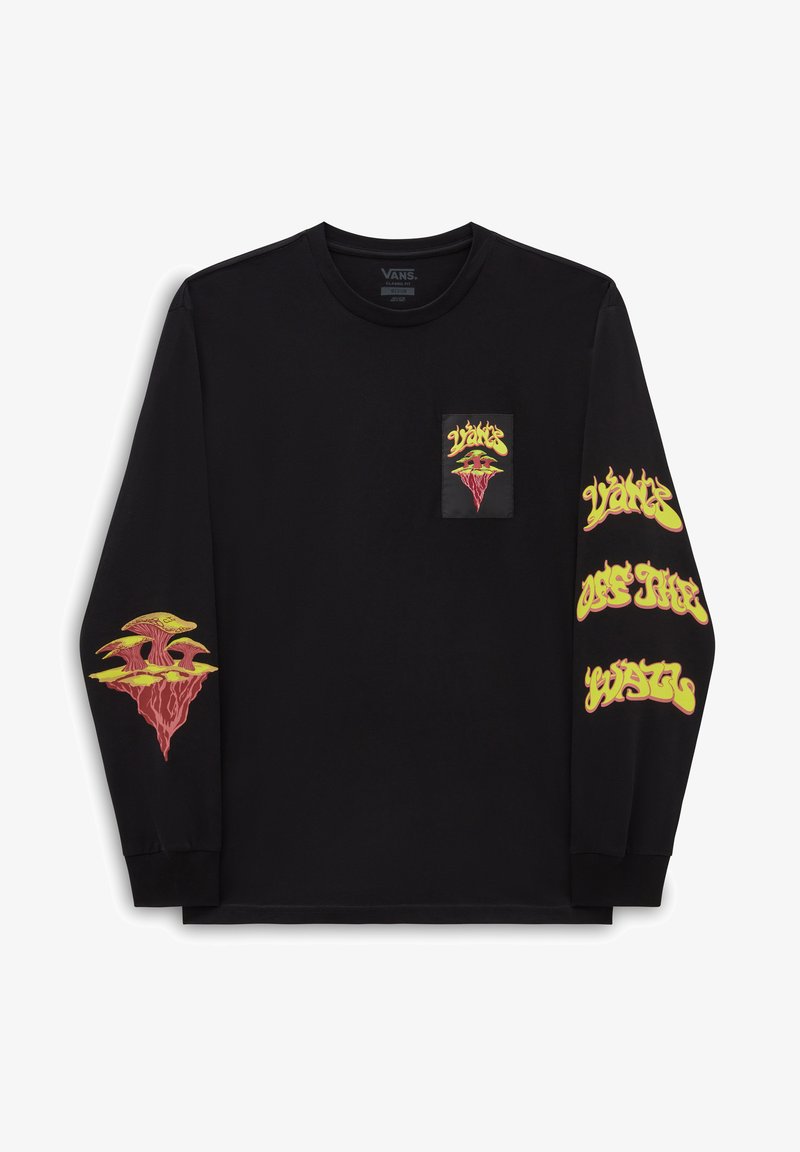 T-shirt noir à manches longues avec un design graphique de poche et des illustrations de champignons jaunes/rouges sur la manche gauche. Texture de tissu douce.