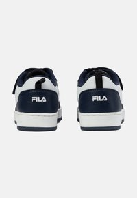 Sneakers in blu navy e bianco realizzati in pelle e mesh, dotati di colletto imbottito, cinturino con chiusura a strappo e suola in gomma con branding sul tallone.