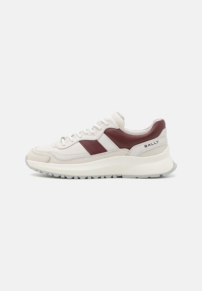 Αθλητικά παπούτσια BALLY σε λευκό δέρμα με μαρουνί λεπτομέρειες, επενδεδυμένο κολάρο, κλείσιμο με κορδόνια και χοντρή, υφασμένη λευκή σόλα.