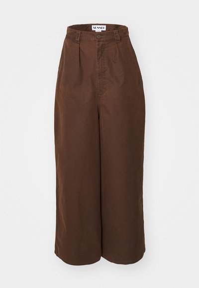 Sunnei EXTRA OVER PANTS UNISEX - Avar lõikega teksad - brown