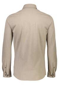 Camicia beige a maniche lunghe con colletto, polsini abbottonati e una texture liscia. Presenta un orlo arrotondato e un design semplice.