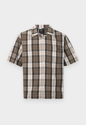 Chemise à manches courtes avec boutons, motif à carreaux marron, blanc et noir, et une poche poitrine avant, posée à plat sur un fond clair.