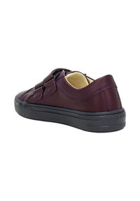 Lila Leder-Sneaker mit zwei Klettverschlüssen, abgerundetem Zehenbereich und schwarzer Gummisohle. Glatte Oberfläche mit dezenten genähten Akzenten.