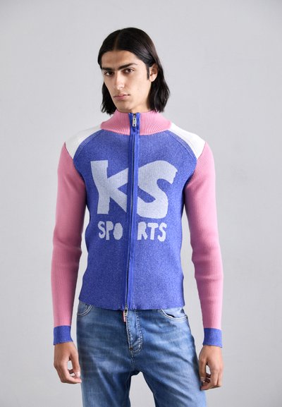 Sininen ja vaaleanpunainen vetoketjullinen urheilusweater ribbitekstuuri, jossa on suuri valkoinen "KS SPORTS" logo ja kontrasteroivat hihavärit.