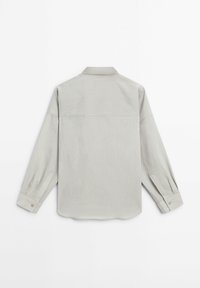 Chemise gris clair à manches longues avec des rayures verticales subtiles, poignets à boutons et un col classique, vue de dos sur un fond blanc.