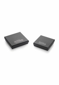 Dos cajas cuadradas negras, hechas de cartón texturizado mate, con el texto "¡VERDADEROS REBELDES!" en un tono gris claro en la tapa.