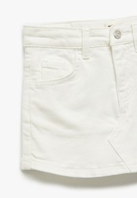Hvid denim mini nederdel med lige snit, synlige syninger, forlommer og bæltestropper. Glat tekstur og minimal detaljering.