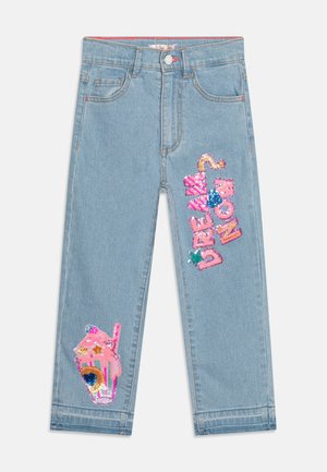 Hellblaue Kinderjeans mit bunten Paillettenmotiven eines Milchshakes und dem Schriftzug "Dream on" auf den Beinen.