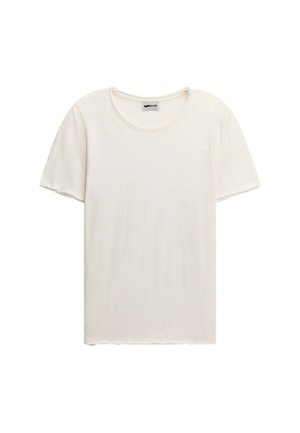 T-shirt bianco a maniche corte con scollo rotondo, realizzato in tessuto leggero, con una texture sottile e un logo sul colletto.