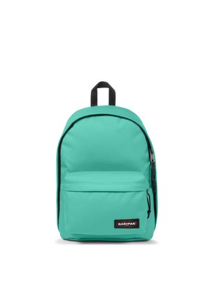 Mochila Eastpak turquesa con bolsillo delantero con cremallera, cremallera negra y asa superior negra sobre un fondo blanco.